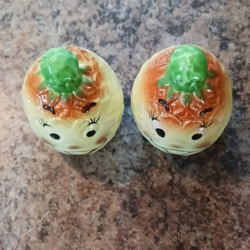 VINTAGE Smiley Pineapple Salt & Pepper Shaker Set